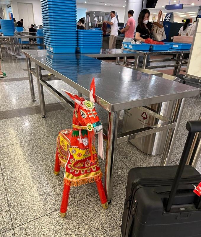 Câu chuyện đằng sau bức ảnh ông Tây mua ngựa vàng mã làm quà ở Hà Nội-3