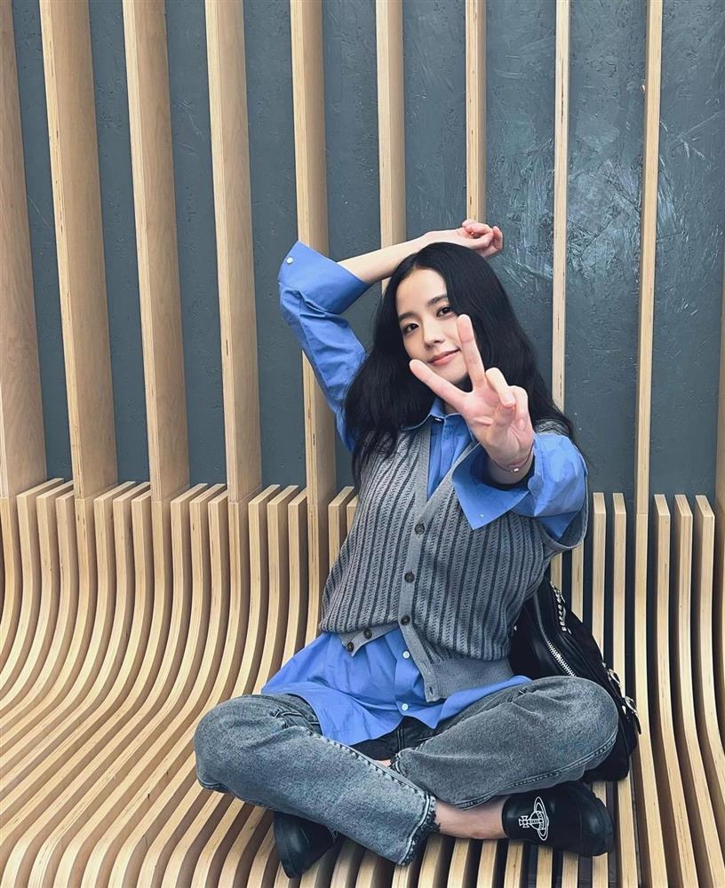 Jisoo và bạn trai đều thích style đơn giản, mê chung 1 kiểu áo-6