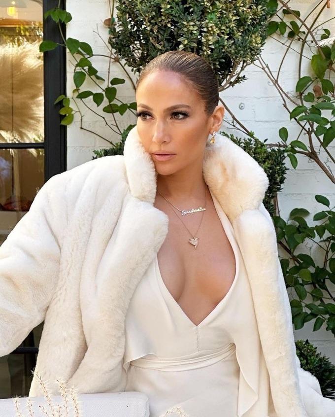 Thân hình rực lửa và cuộc sống viên mãn của Jennifer Lopez ở tuổi 54-9