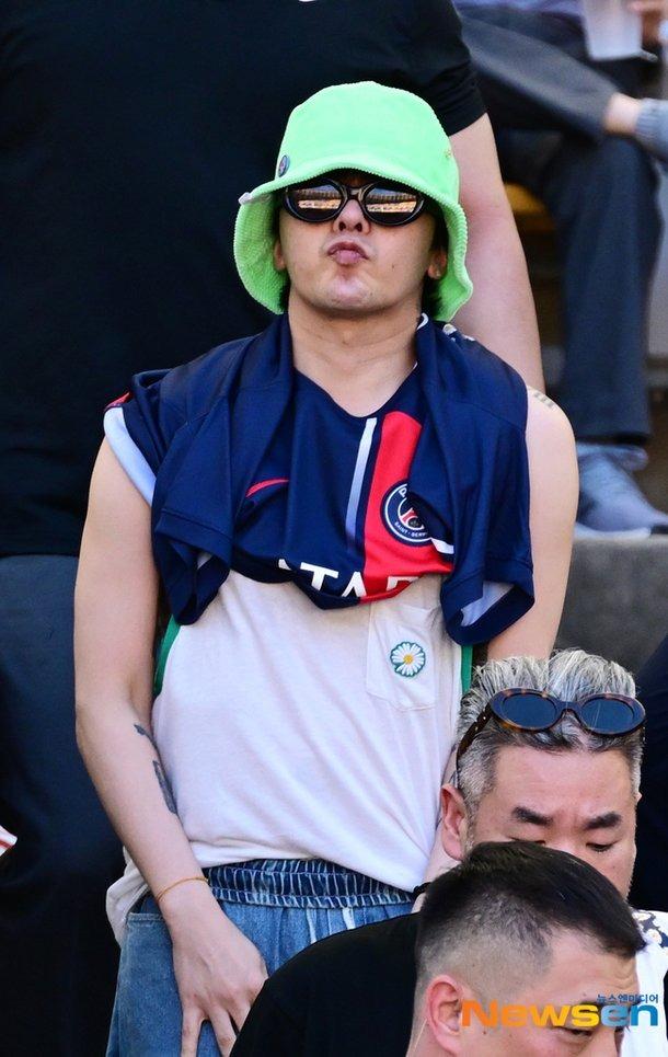 Jennie xuất hiện gợi cảm bên G-Dragon tại sân vận động?-1