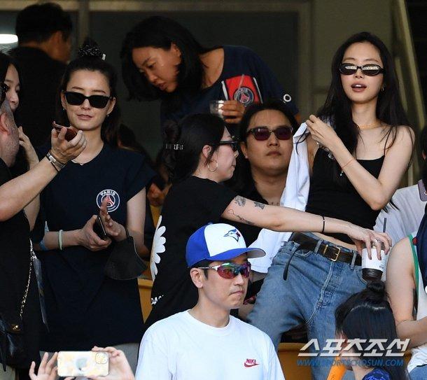 Jennie xuất hiện gợi cảm bên G-Dragon tại sân vận động?-2