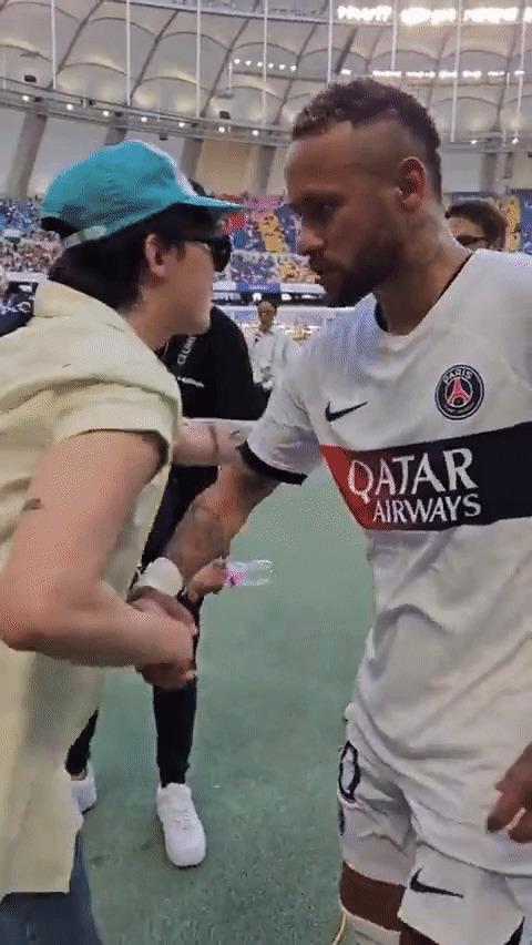 Jennie xuất hiện gợi cảm bên G-Dragon tại sân vận động?-7