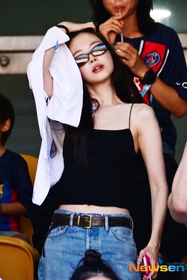 Jennie xuất hiện gợi cảm bên G-Dragon tại sân vận động?-5