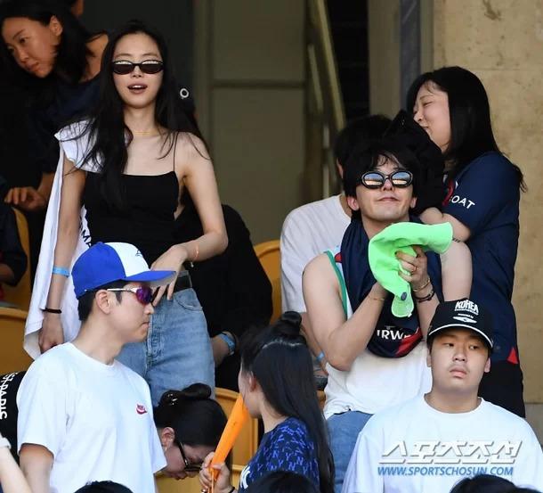 Jennie xuất hiện gợi cảm bên G-Dragon tại sân vận động?-3