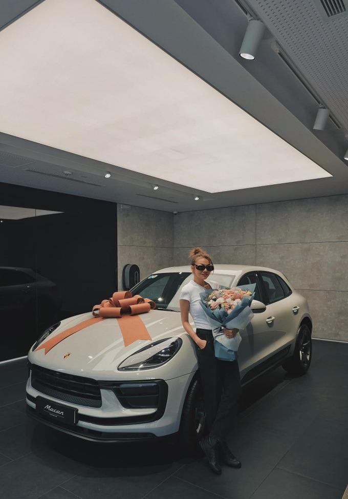 Siêu mẫu Thanh Hằng ở tuổi 40: Sắc vóc gợi cảm, ở biệt thự tiền tỷ-8