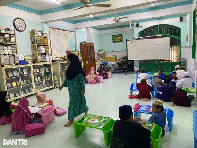 Hẻm TPHCM độc lạ: Trẻ em học vần chữ Ả Rập, người lớn không rượu bia-5