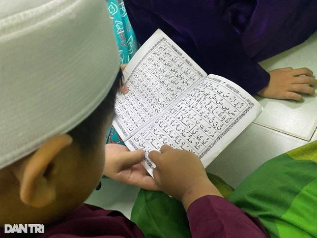 Hẻm TPHCM độc lạ: Trẻ em học vần chữ Ả Rập, người lớn không rượu bia-6