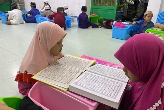 Hẻm TPHCM độc lạ: Trẻ em học vần chữ Ả Rập, người lớn không rượu bia