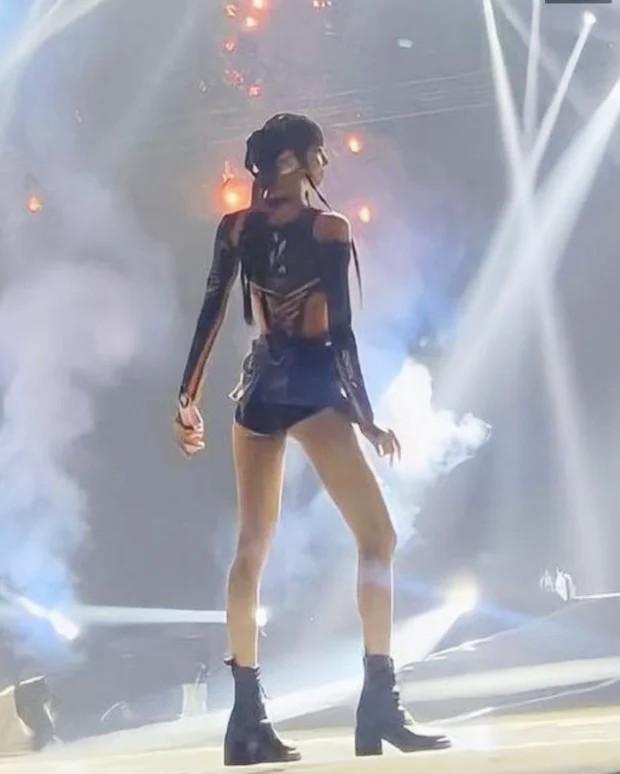 Bất ngờ bí quyết giữ body hot nhất SVĐ Mỹ Đình của Lisa (BLACKPINK)-3