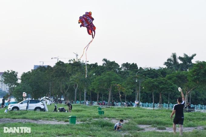 Hà Nội: Dây diều sắc như dao cứa ngang cổ người, chém đứt đầu xe ô tô-4