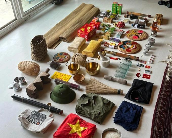 Ông Tây ôm ngựa mã ở sân bay từng tắm tiên sông Hồng, mua điếu cày về Pháp-2