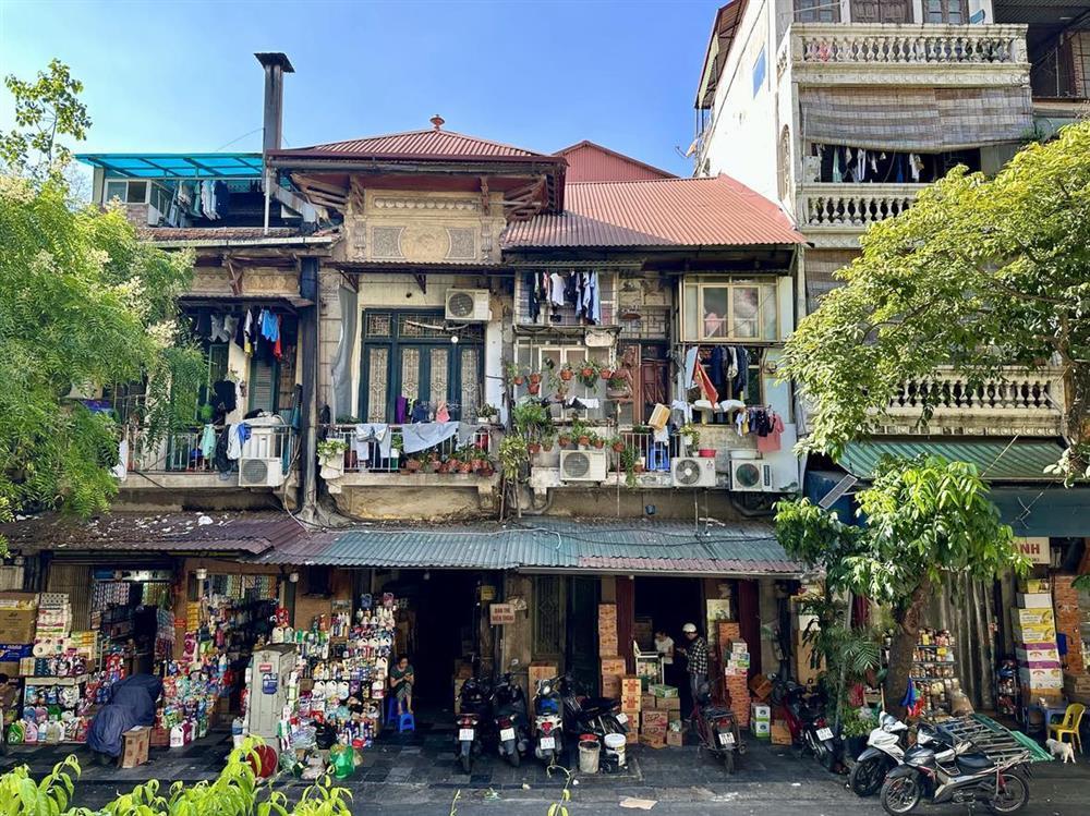 Ông Tây ôm ngựa mã ở sân bay từng tắm tiên sông Hồng, mua điếu cày về Pháp-5