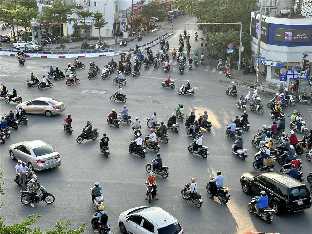 Ông Tây ôm ngựa mã ở sân bay từng tắm tiên sông Hồng, mua điếu cày về Pháp-8