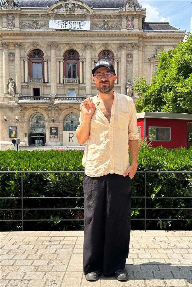 Ông Tây ôm ngựa mã ở sân bay từng tắm tiên sông Hồng, mua điếu cày về Pháp-9