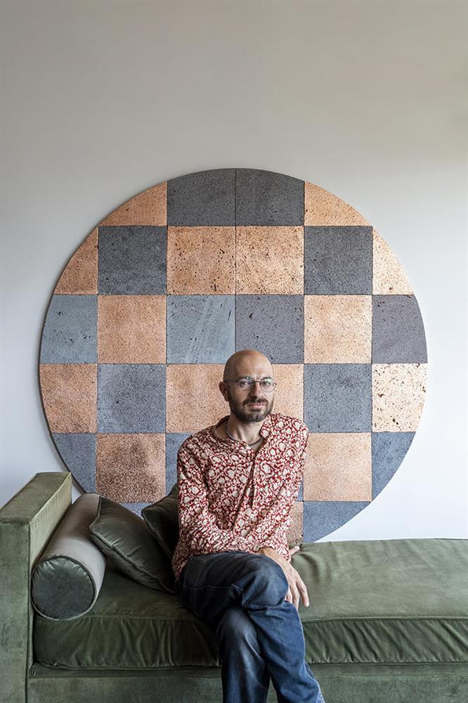 Ông Tây ôm ngựa mã ở sân bay từng tắm tiên sông Hồng, mua điếu cày về Pháp-10