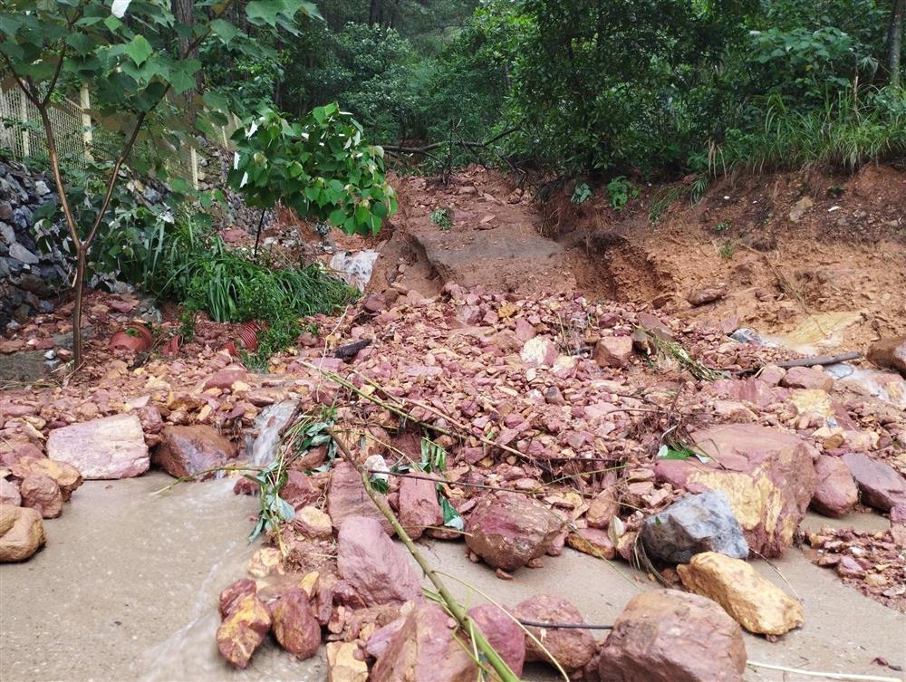 Hiện trường vụ sạt lở ở Sóc Sơn khiến loạt xe sang bị vùi trong bùn đất-5