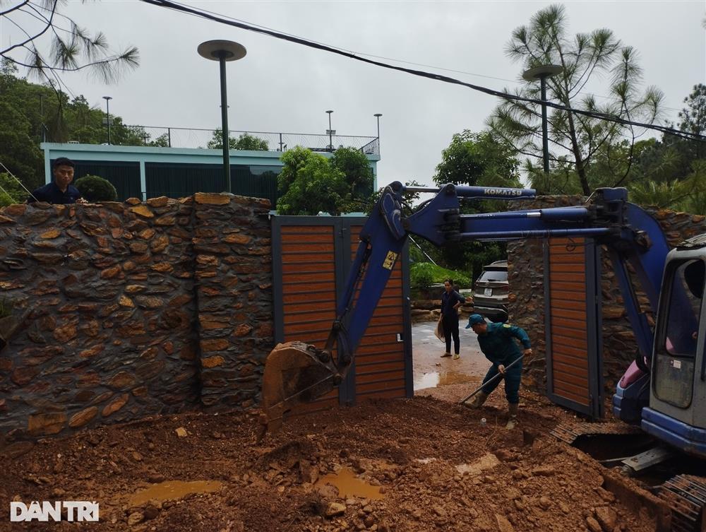 Hiện trường vụ sạt lở ở Sóc Sơn khiến loạt xe sang bị vùi trong bùn đất-6