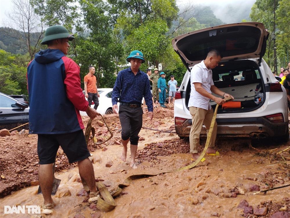 Hiện trường vụ sạt lở ở Sóc Sơn khiến loạt xe sang bị vùi trong bùn đất-7