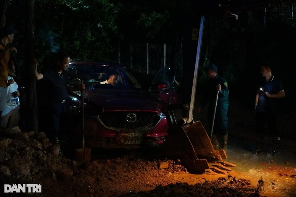 Hiện trường vụ sạt lở ở Sóc Sơn khiến loạt xe sang bị vùi trong bùn đất-9