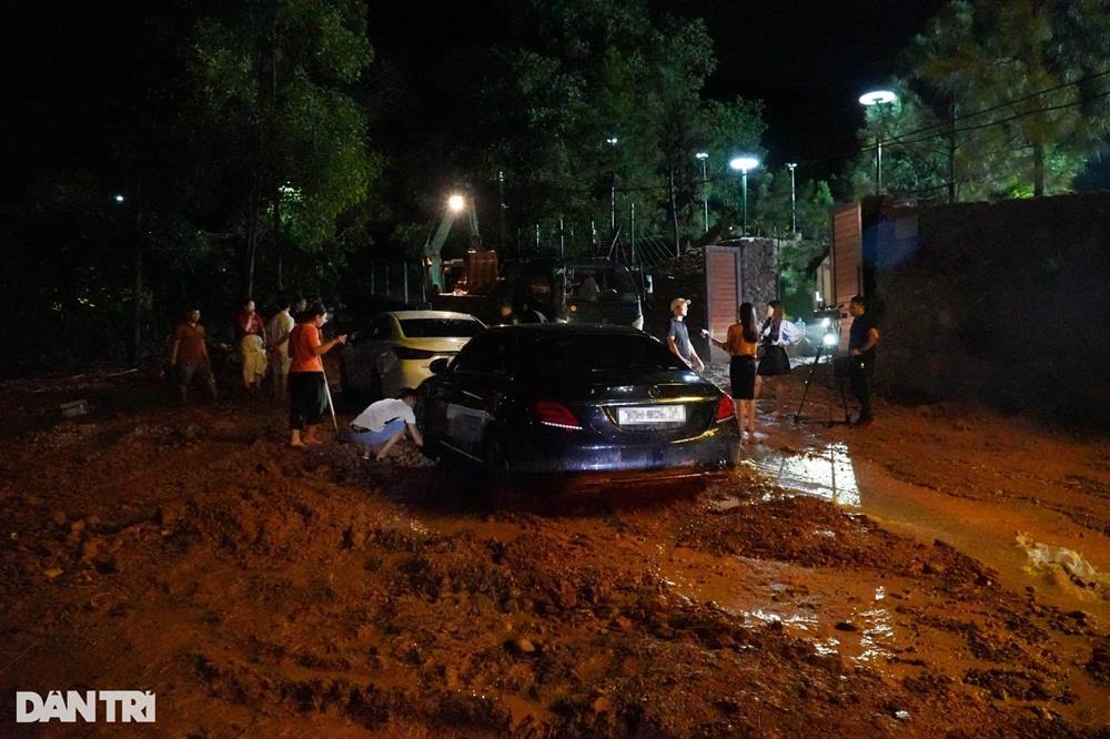 Hiện trường vụ sạt lở ở Sóc Sơn khiến loạt xe sang bị vùi trong bùn đất-10