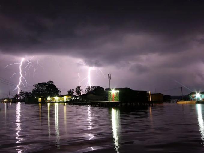 Vì sao không nên tắm, rửa tay, giặt giũ khi có sấm sét?-1