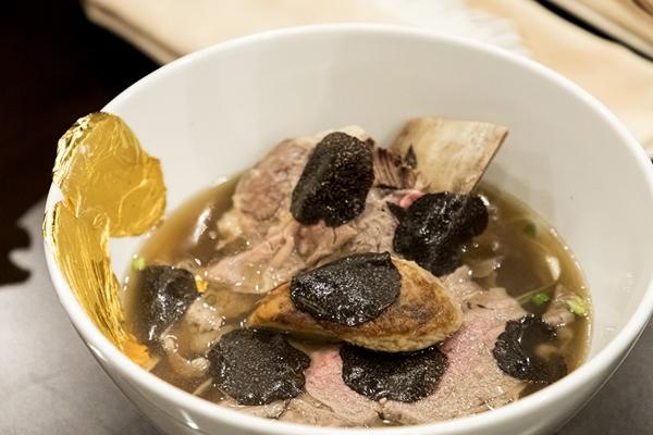 Phở dát vàng gần 4 triệu trong tòa nhà cao nhất Việt Nam-1