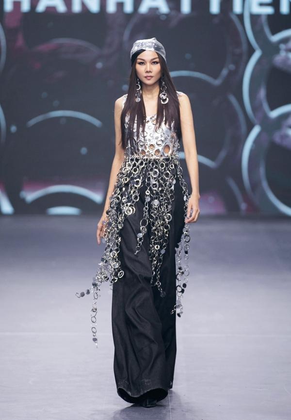 Anh Thư gợi cảm, đọ dáng Thanh Hằng, Hương Giang trên sàn diễn-1