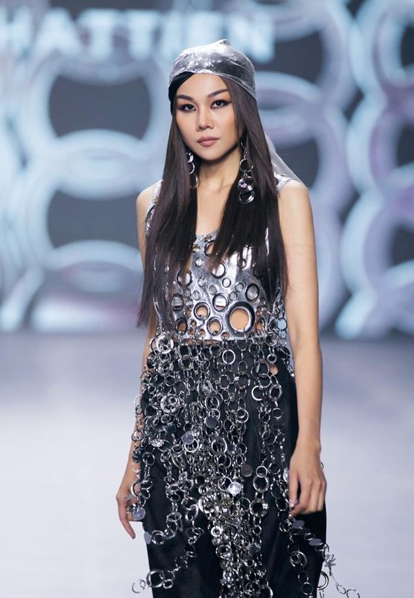 Anh Thư gợi cảm, đọ dáng Thanh Hằng, Hương Giang trên sàn diễn-2