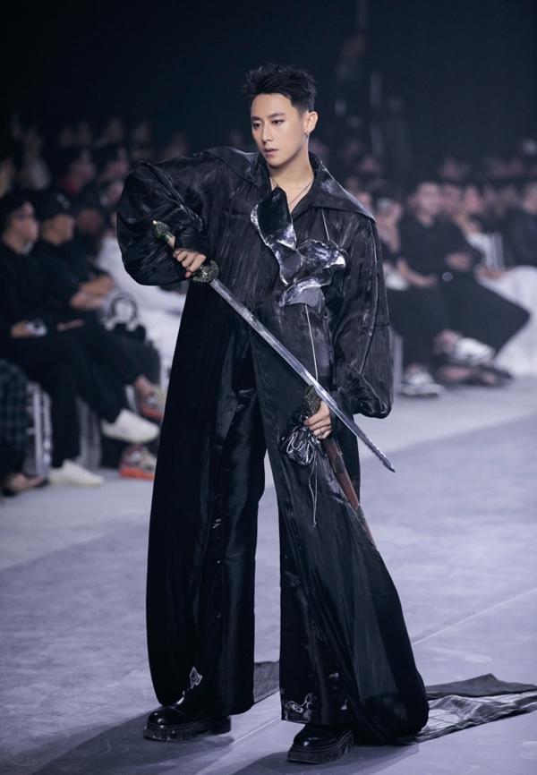 Anh Thư gợi cảm, đọ dáng Thanh Hằng, Hương Giang trên sàn diễn-4