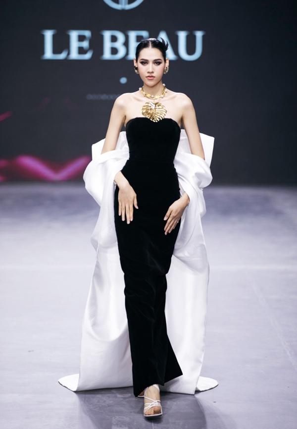 Anh Thư gợi cảm, đọ dáng Thanh Hằng, Hương Giang trên sàn diễn-14