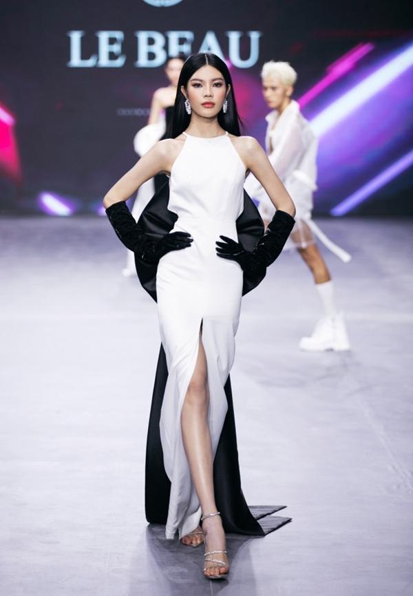 Anh Thư gợi cảm, đọ dáng Thanh Hằng, Hương Giang trên sàn diễn-15