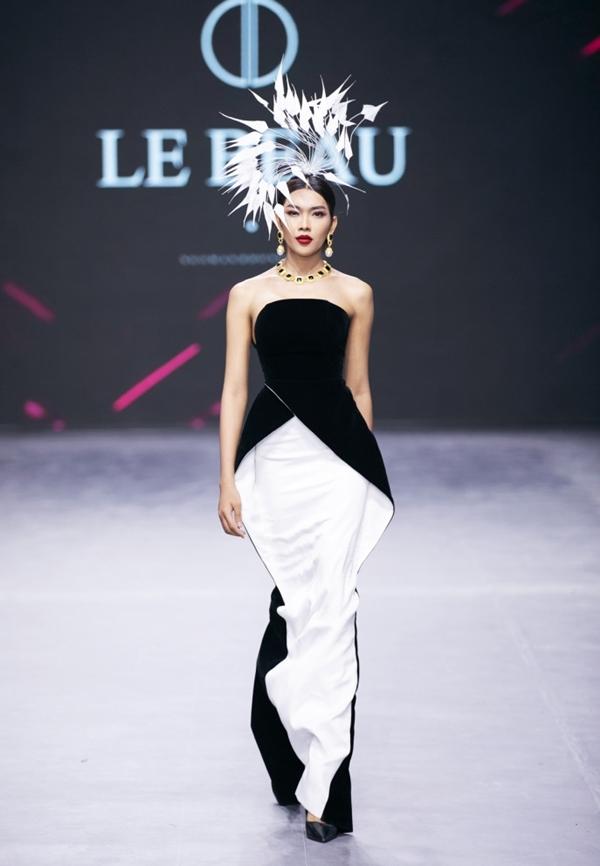 Anh Thư gợi cảm, đọ dáng Thanh Hằng, Hương Giang trên sàn diễn-16