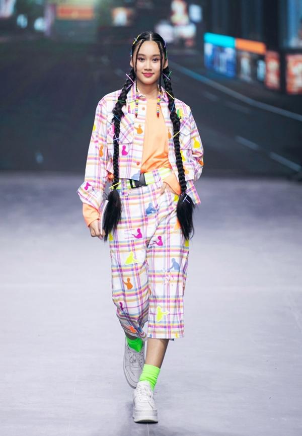 Anh Thư gợi cảm, đọ dáng Thanh Hằng, Hương Giang trên sàn diễn-19