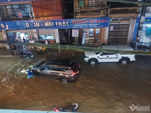 Sa Pa mưa lớn trong đêm, nhiều tuyến đường ngập như sông-1