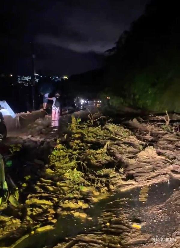 Sa Pa mưa lớn trong đêm, nhiều tuyến đường ngập như sông-2