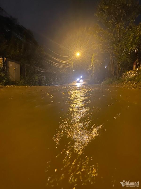 Sa Pa mưa lớn trong đêm, nhiều tuyến đường ngập như sông-3