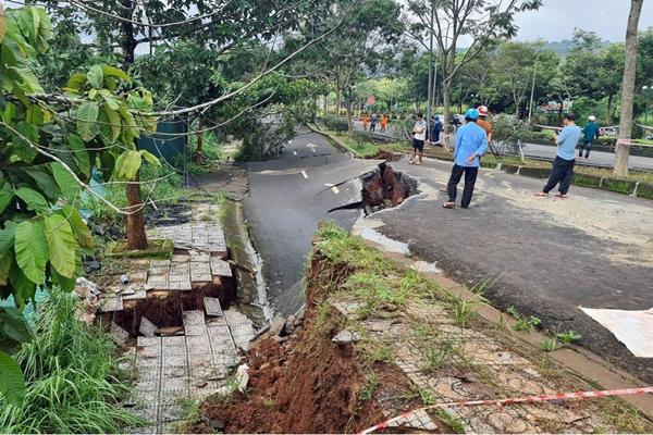 Quốc lộ 14 bị bẻ gãy đôi 1 làn đường, giao thông chia cắt-1