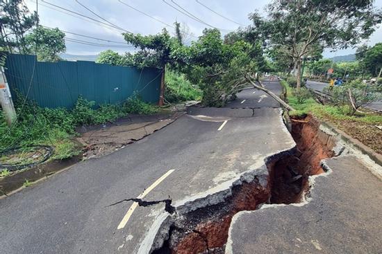 Quốc lộ 14 bị bẻ gãy đôi 1 làn đường, giao thông chia cắt