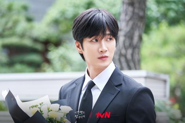 Nhờ tin hẹn hò Jisoo, Ahn Bo Hyun bỗng được hưởng lợi-1