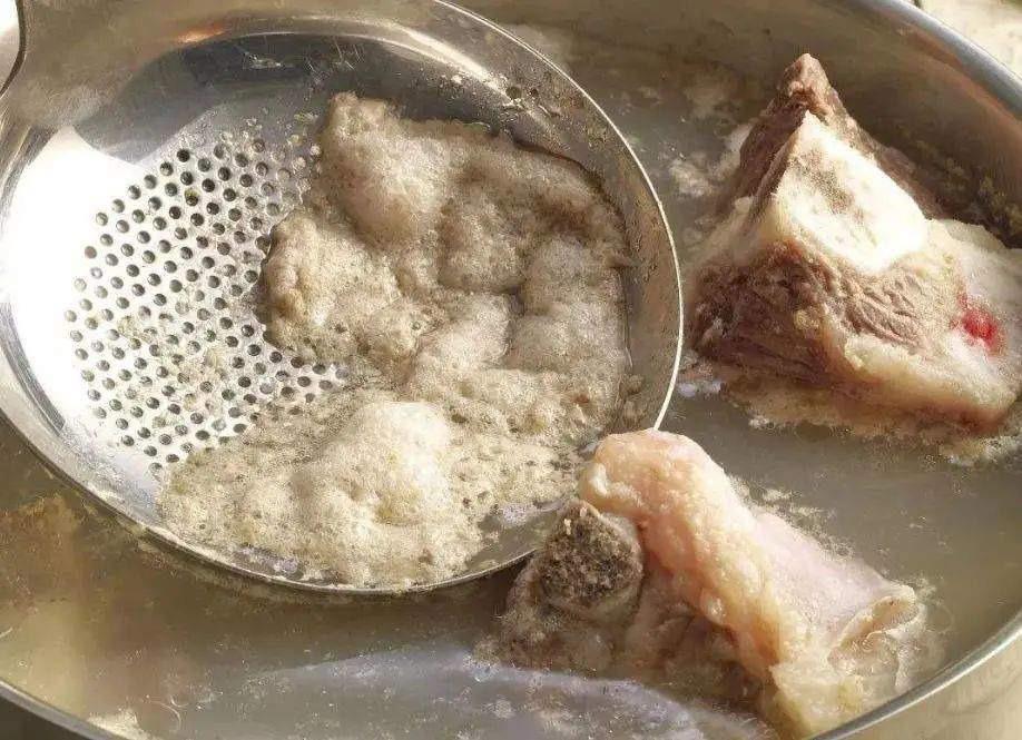 Bọt váng xuất hiện khi luộc thịt có phải là chất độc?-1