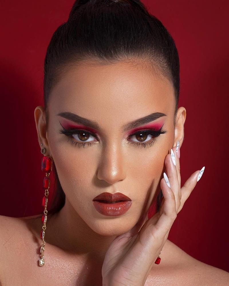 Vẻ nóng bỏng của người mẫu 23 tuổi đến Việt Nam thi hoa hậu-9