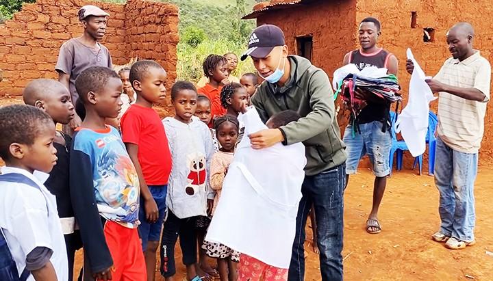 Một nhân vật nổi tiếng trên mạng xuất hiện ở sân bay, fan vây kín như đón ngôi sao-6