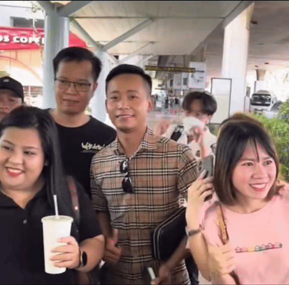 Một nhân vật nổi tiếng trên mạng xuất hiện ở sân bay, fan vây kín như đón ngôi sao-5