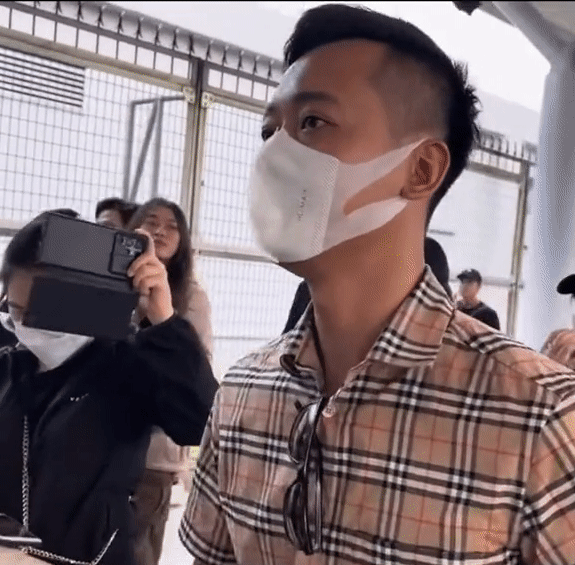 Một nhân vật nổi tiếng trên mạng xuất hiện ở sân bay, fan vây kín như đón ngôi sao-3