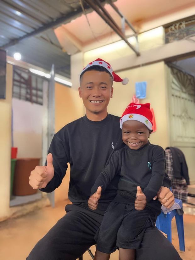 Một nhân vật nổi tiếng trên mạng xuất hiện ở sân bay, fan vây kín như đón ngôi sao-2