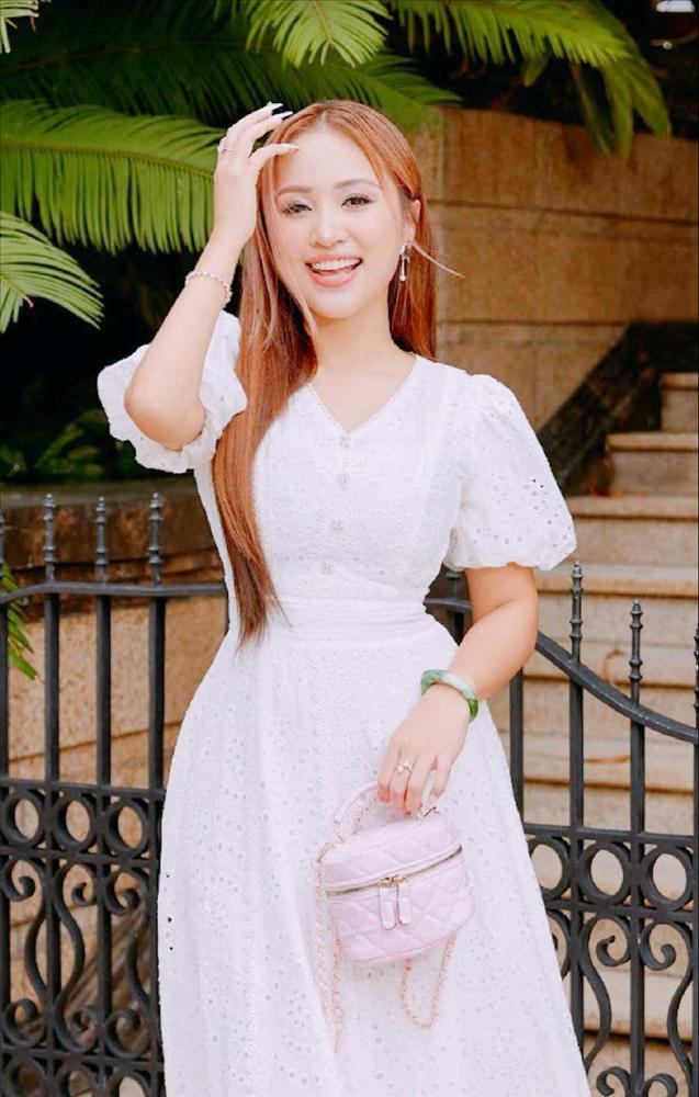 Vân Hugo chọn bài tập chân không chạm đất để có thân hình thon gọn-3