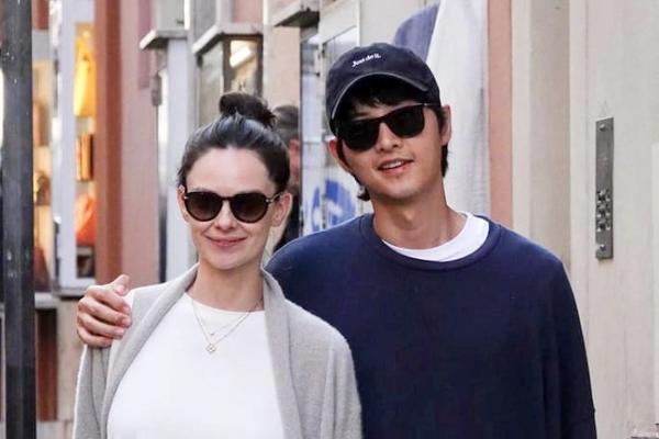 Song Joong Ki yêu chiều bà xã, sắm đồ hiệu đắt đỏ cho quý tử 2 tháng tuổi-6