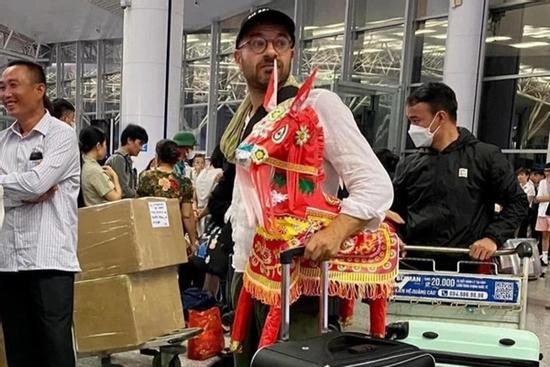 Giải mã con ngựa giấy khiến ông Tây muốn đưa về nước