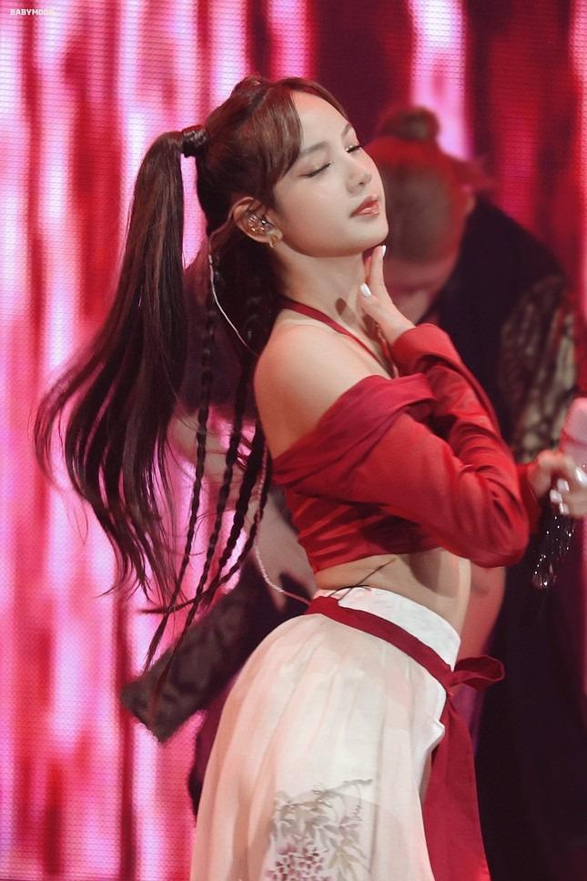 Hành động ném trả gấu bông fan Việt tặng của Lisa (BlackPink) trên sân Mỹ Đình-2