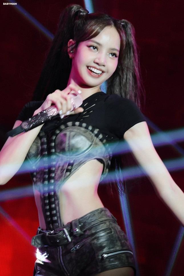 Hành động ném trả gấu bông fan Việt tặng của Lisa (BlackPink) trên sân Mỹ Đình-5